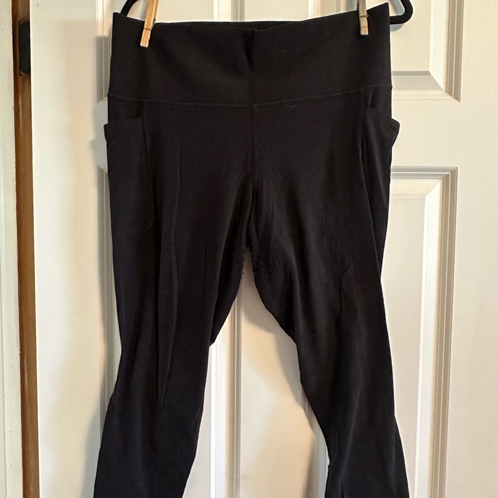 Athleta Black Salutation Stash Legging 7/8 length | High-Waisted Leggings